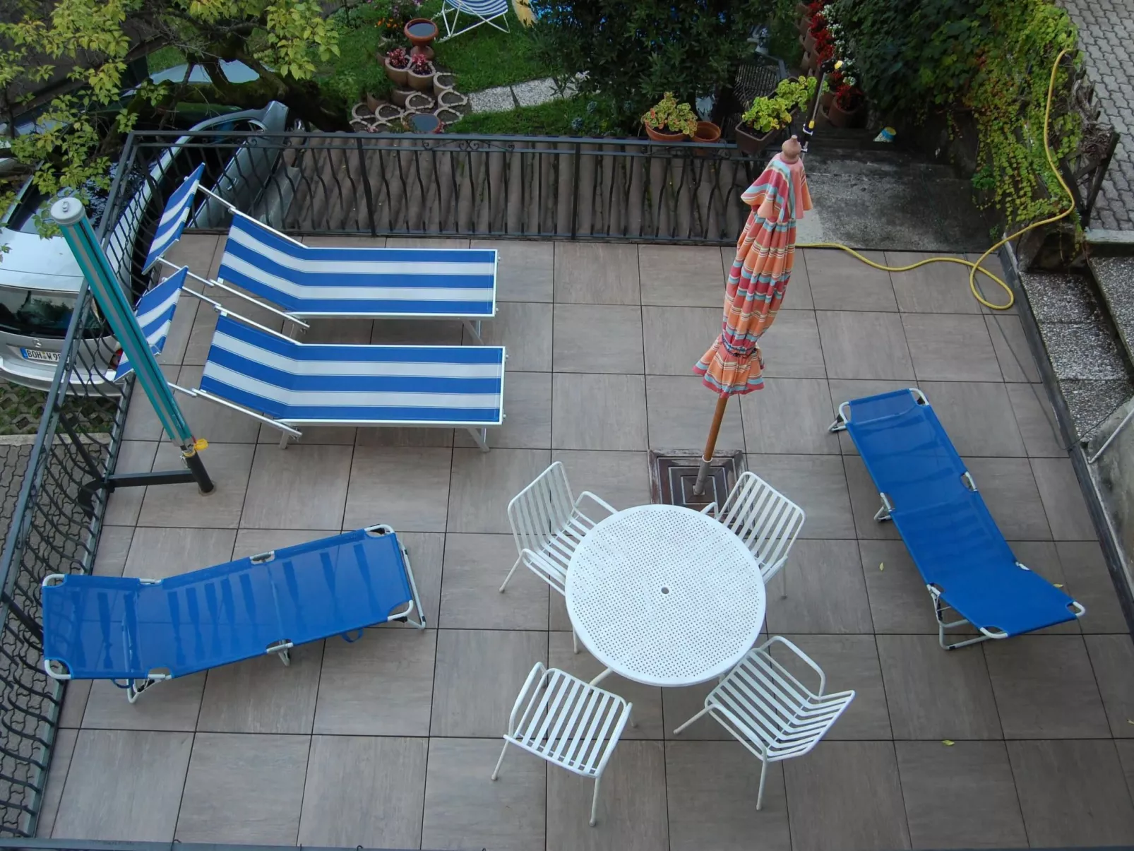 Wohnung Annetta mit Sicht auf See und Berge-Draußen