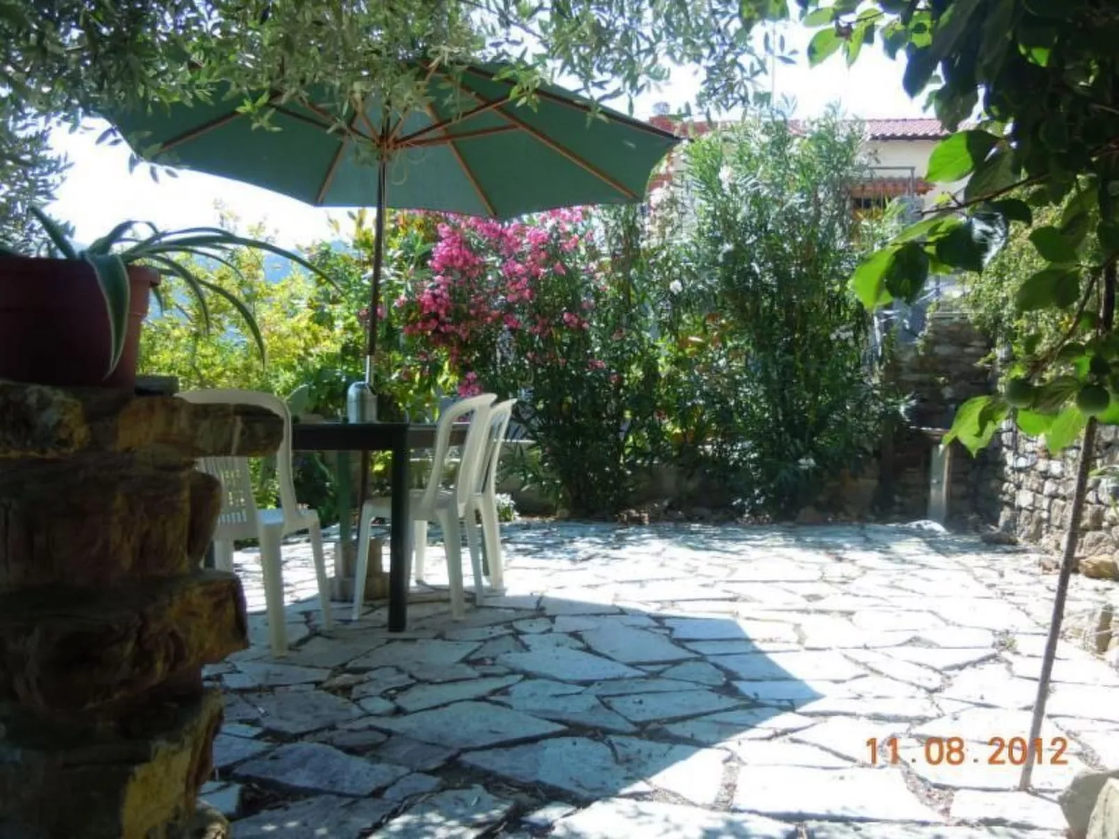 Schönes Ferienhaus mit Garten und Whirlpool-Draußen