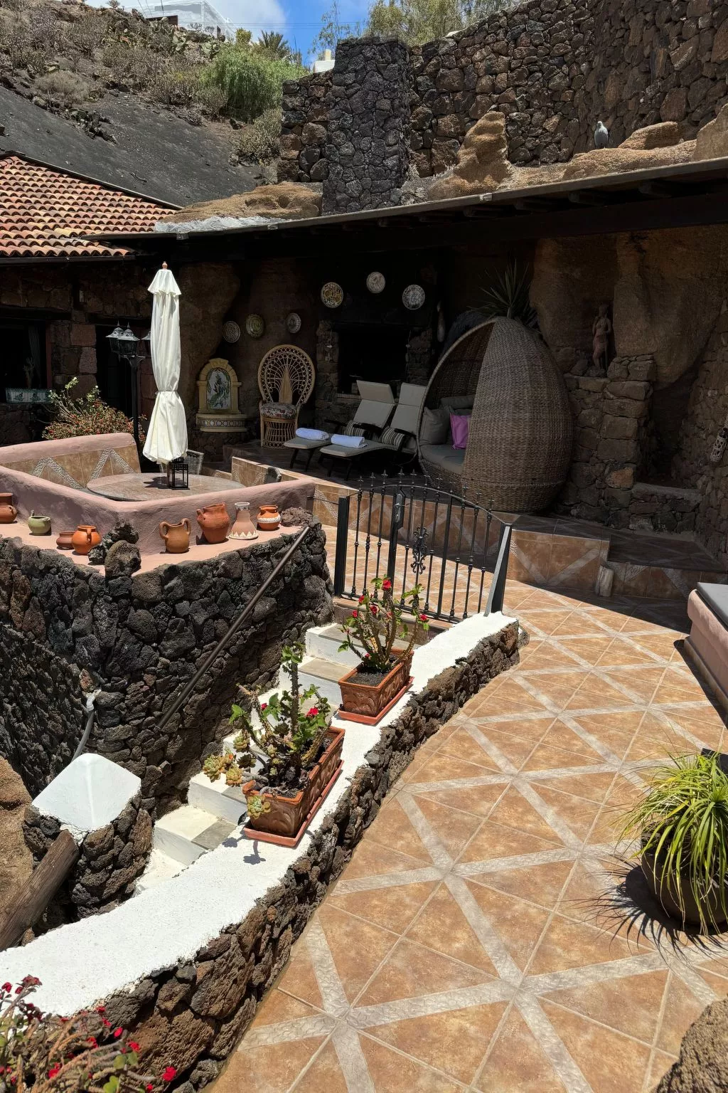 Schlafen in einer vulkanischen Höhle-Outside