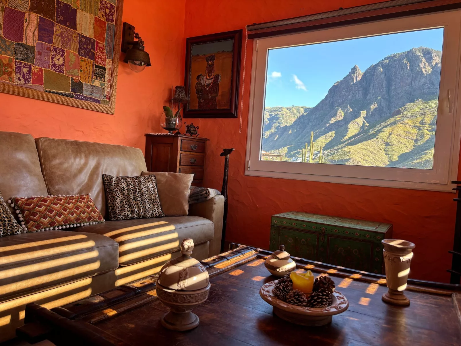 Haus mit Jacuzzi, Blick auf Berge, Meer und Ents-Inside