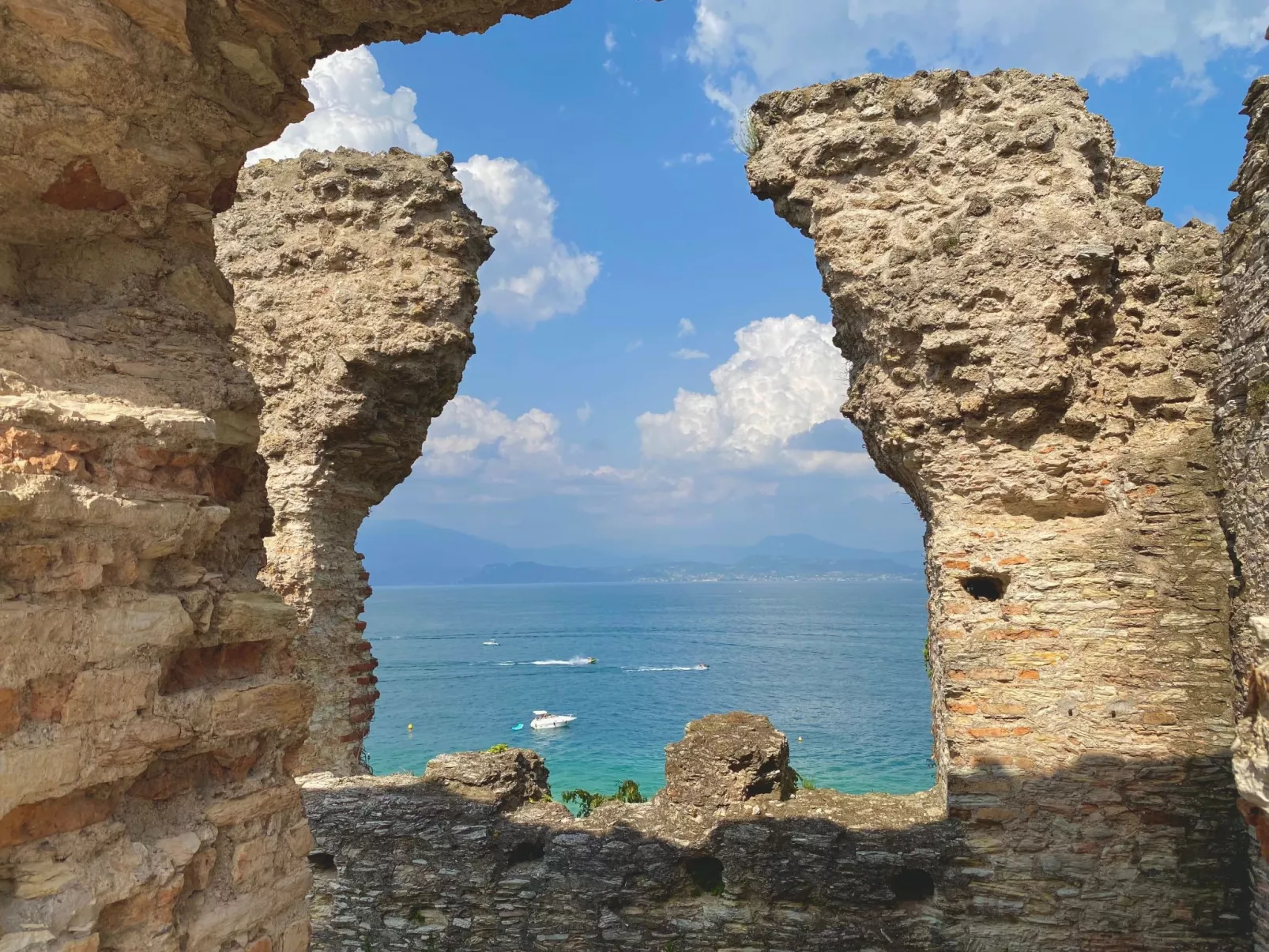 Gemütliche Zweizimmerwohnung mit Balkon-Draußen