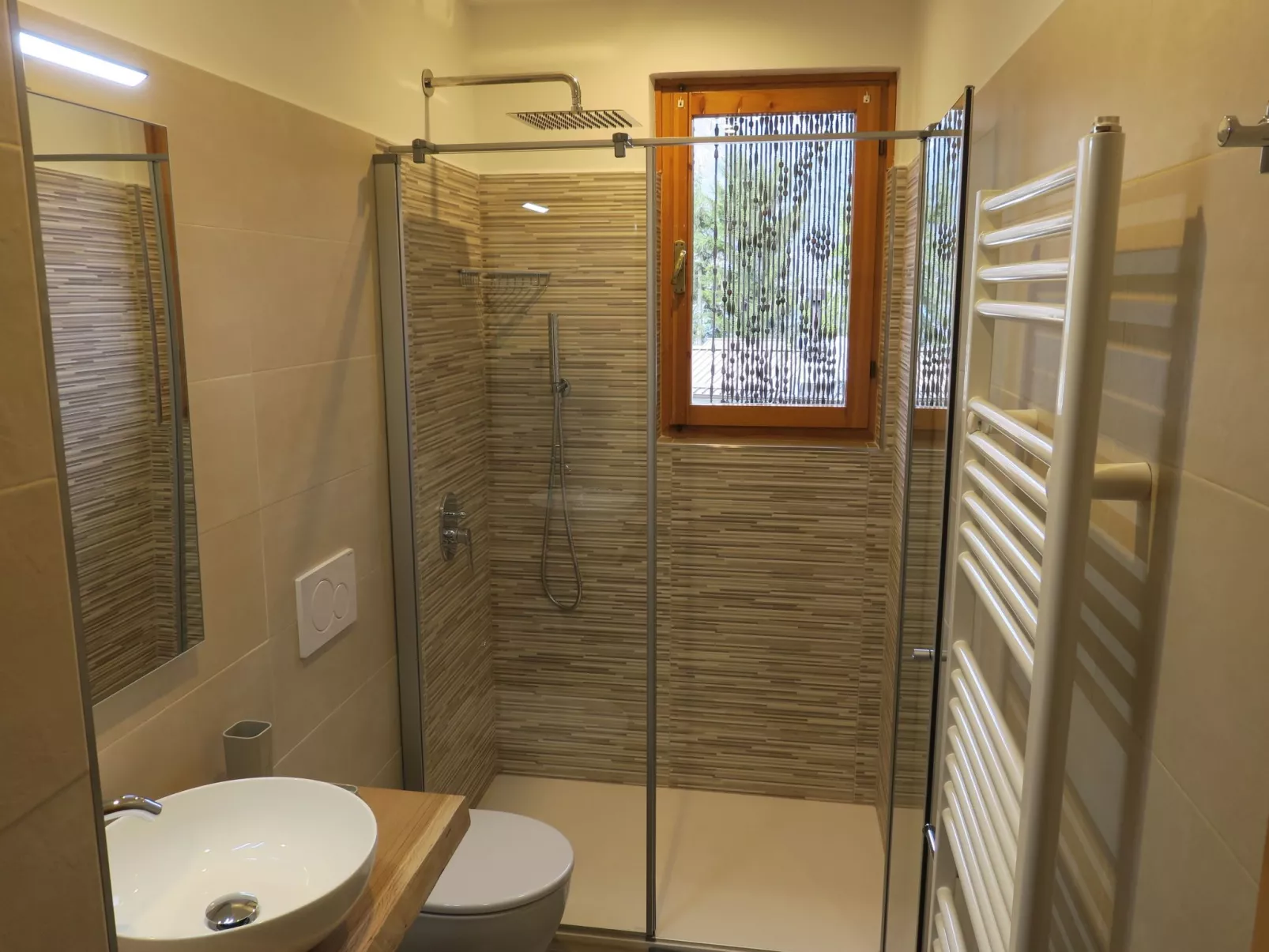 Erdgeschosswohnung mit privatem Garten-Drinnen