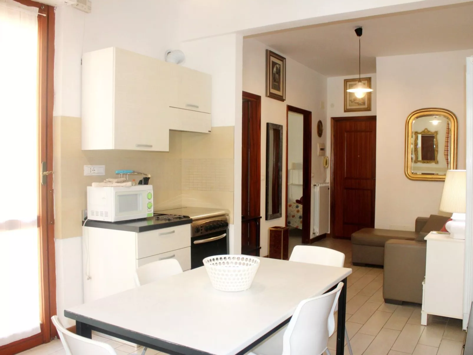 Sehr zentral mit Parkmöglichkeit-Drinnen