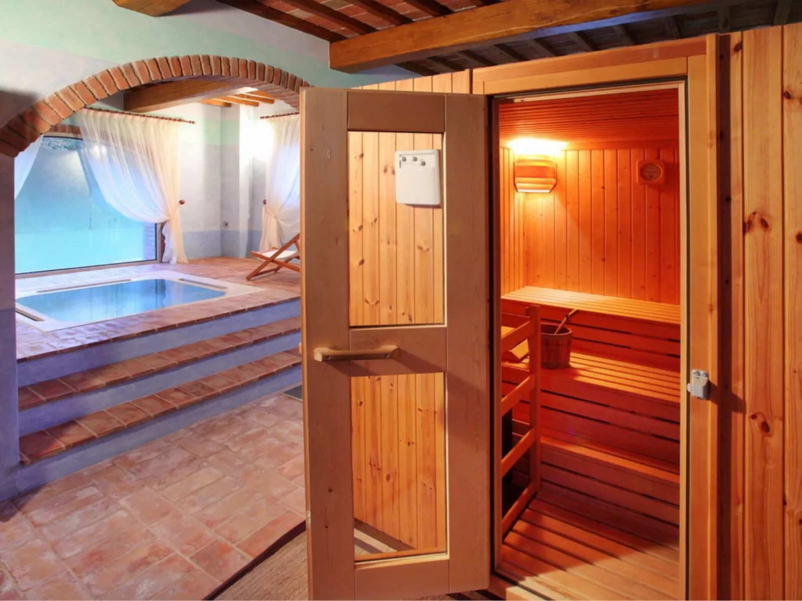 Villa mit privatem Pool und Wellnessbereich-Inside