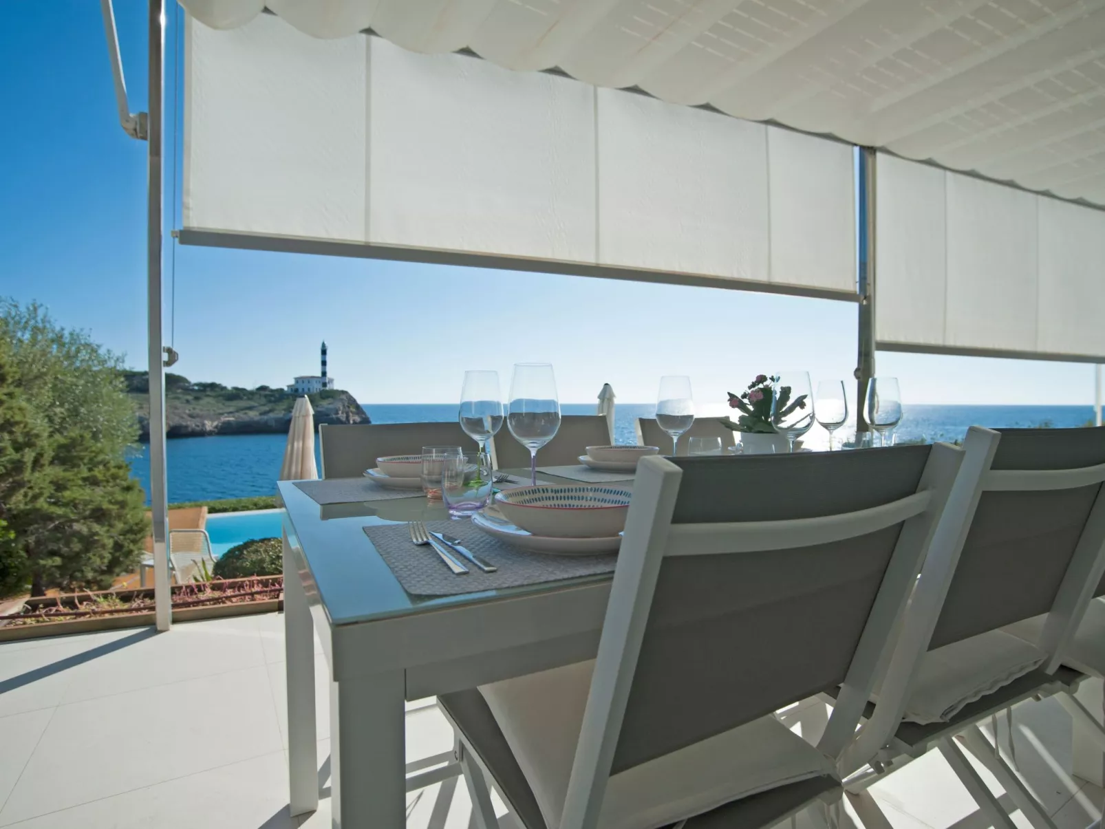 Majestätische Villa mit 5 Schlafzimmern und Pool direkt am Meer-Draußen