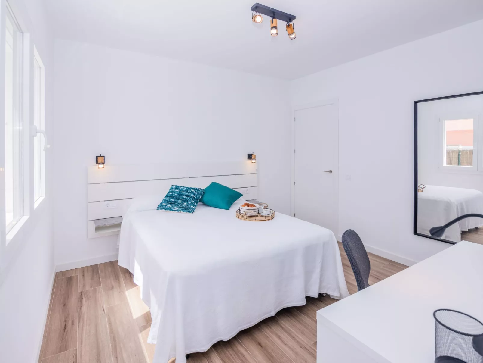 Modernes und helles Ferienhaus direkt am Meer, mit zwei großen Terrassen, Garte-Drinnen