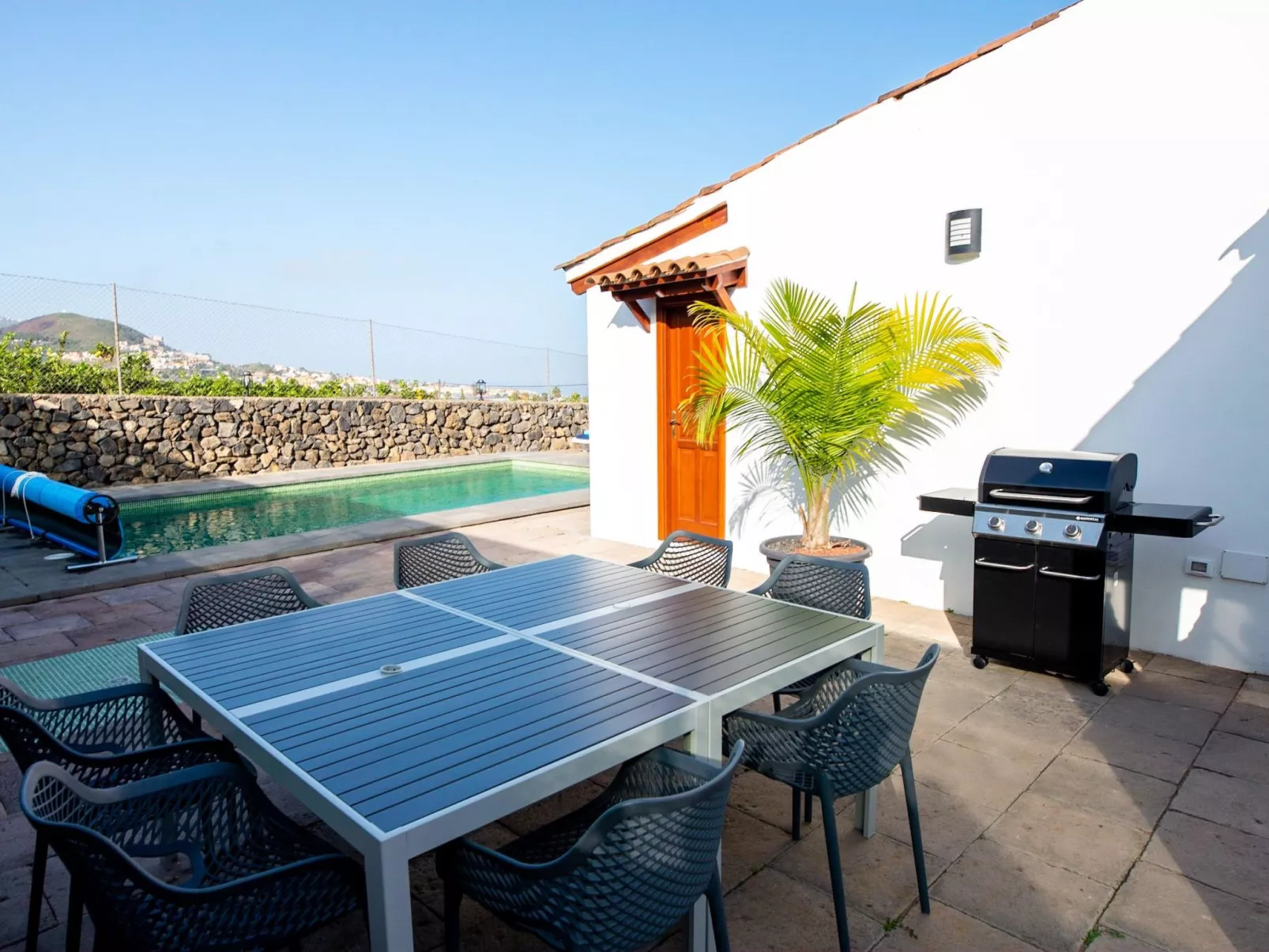 Cruz de los Martillos-Outside