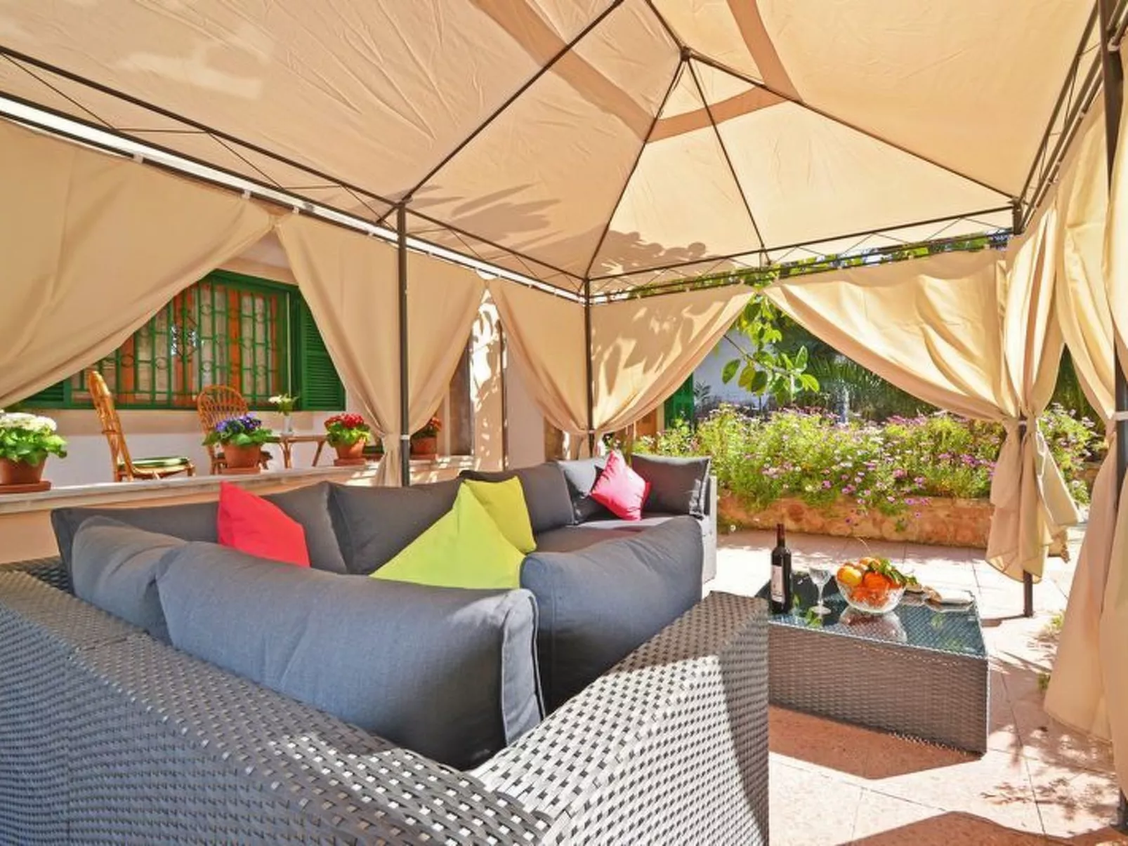 Schöne Villa mit Pool und Garten-Image-tags.info