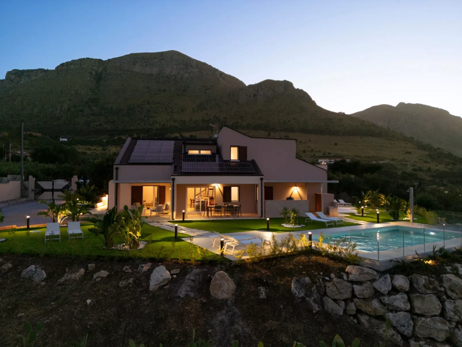 Villa mit Panoramablick auf das Meer, umgeben von der Natur-Dehors