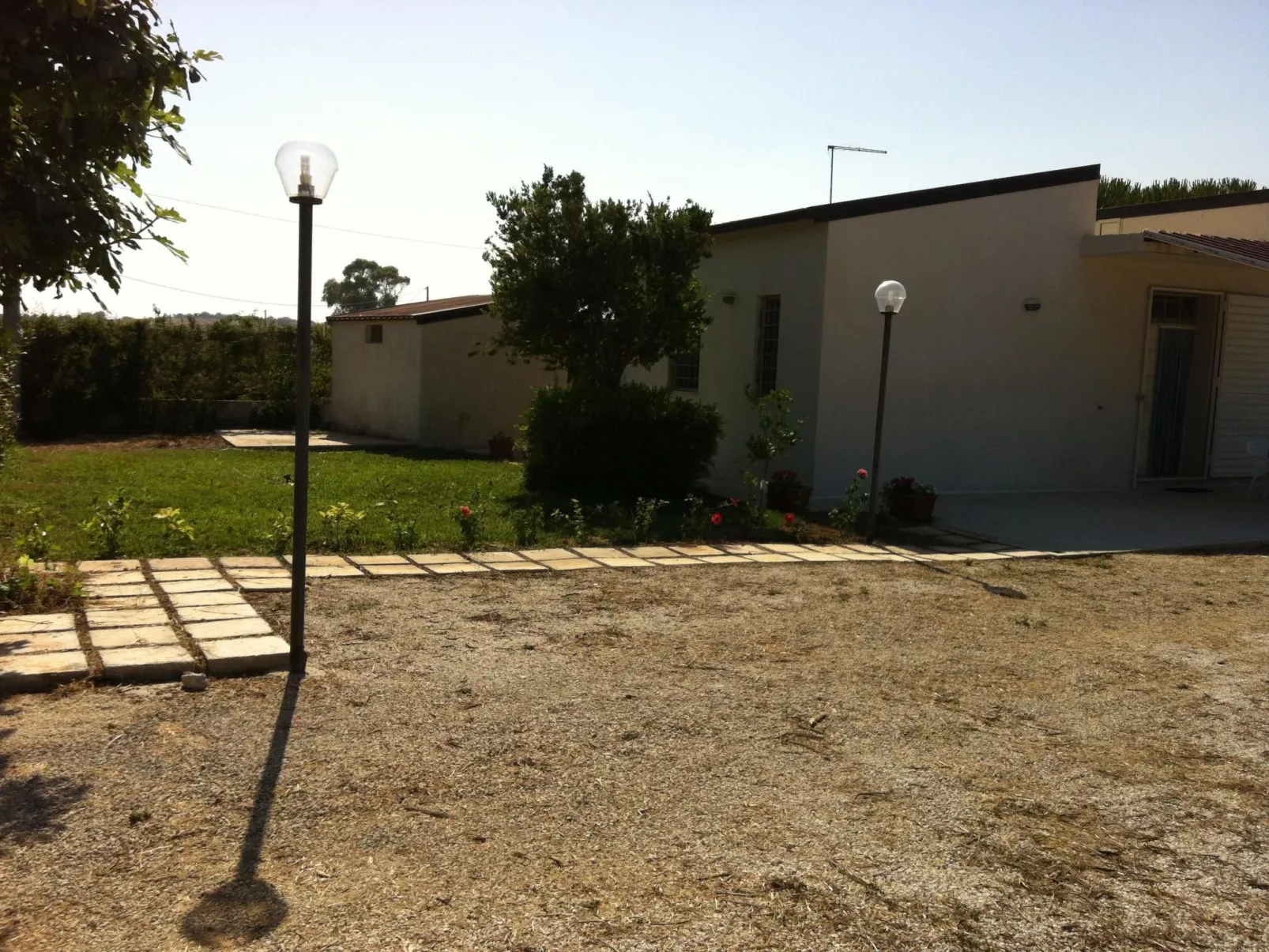 Ebenerdig auch für Rollstuhlfahrer geeignet mit Terrasse und Parkplatz-Image-tags.info