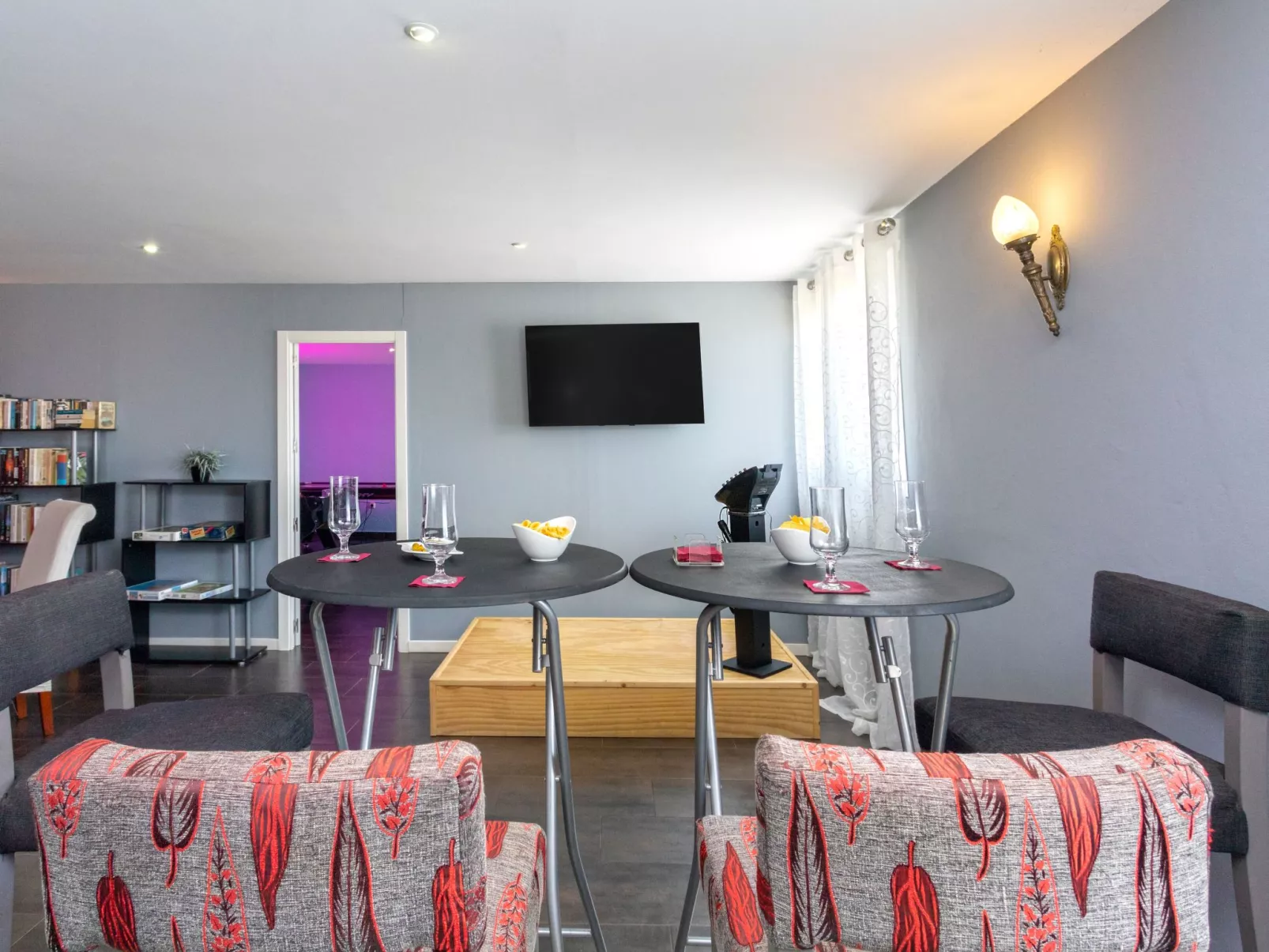 Spa-Spielzimmer mit Außen-Whirlpool und Schwimmbad-Inside