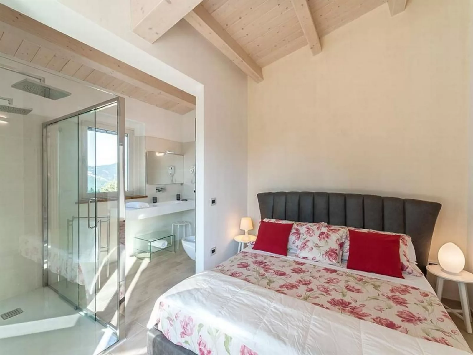 Villa Montefalcone, Außen- und Innenpool-Dedans