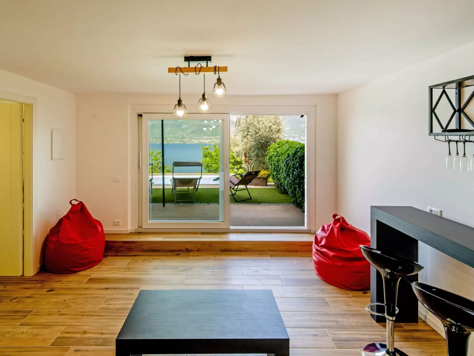 Privater Pool und herrlicher Seeblick-Drinnen