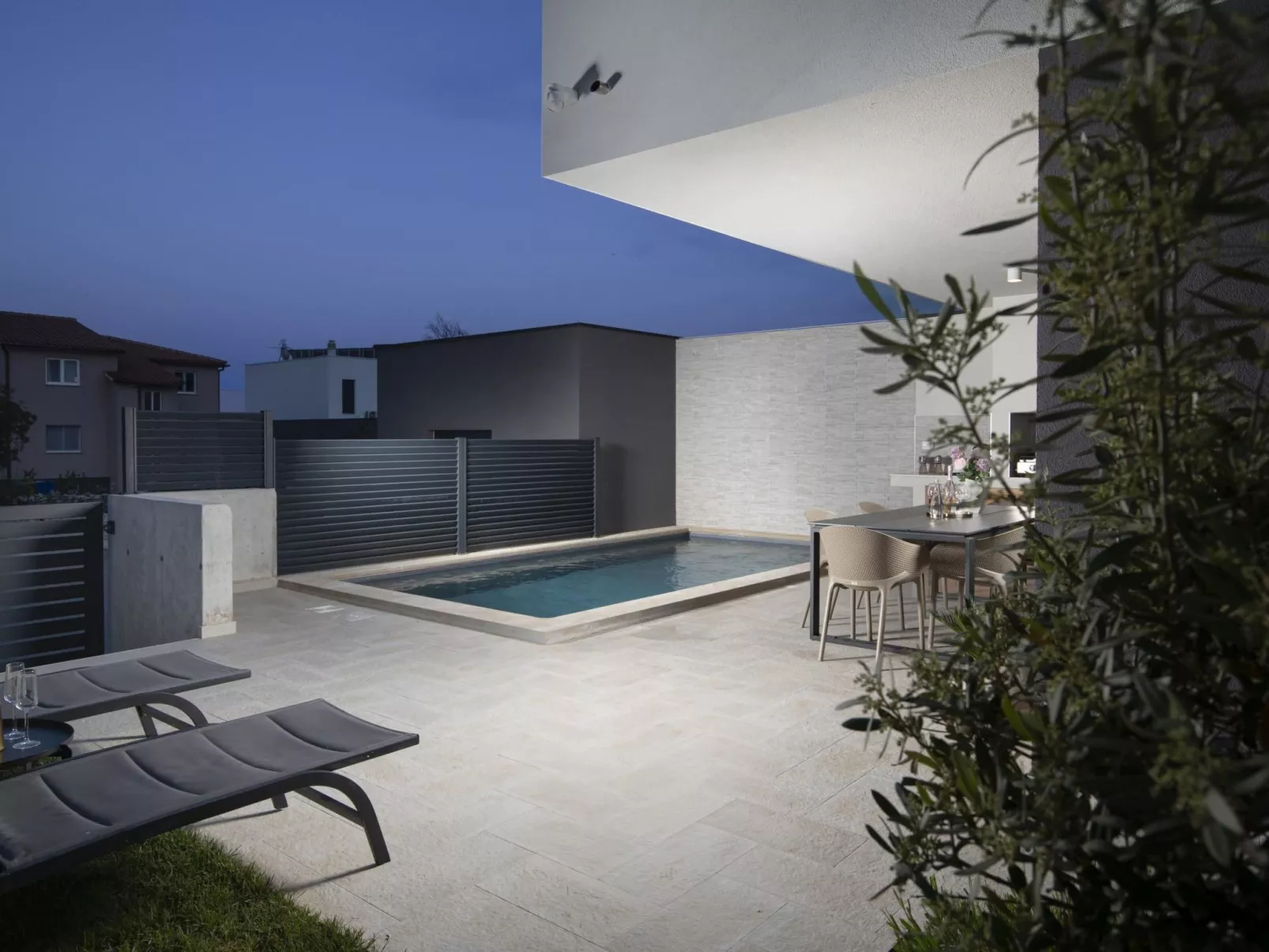 Villa Oasis mit beheiztem Pool, 700 m vom Meer entfernt-Draußen