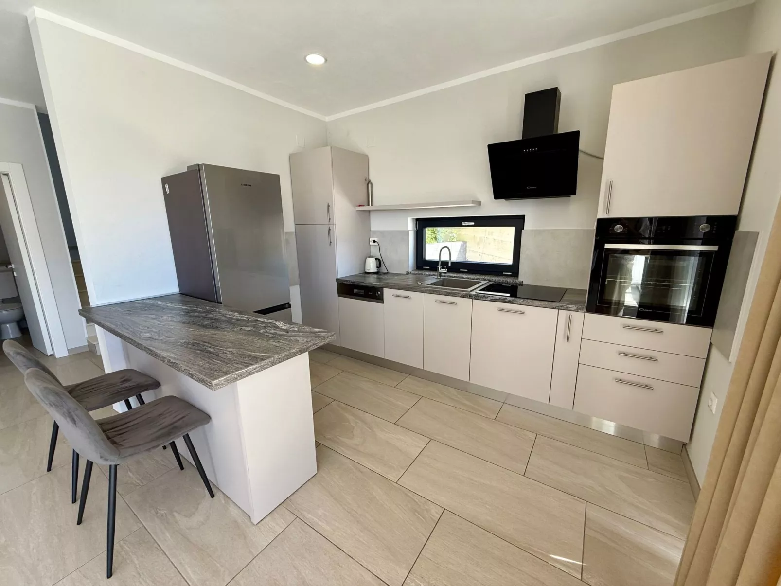 Schöne moderne Villa v-Dedans