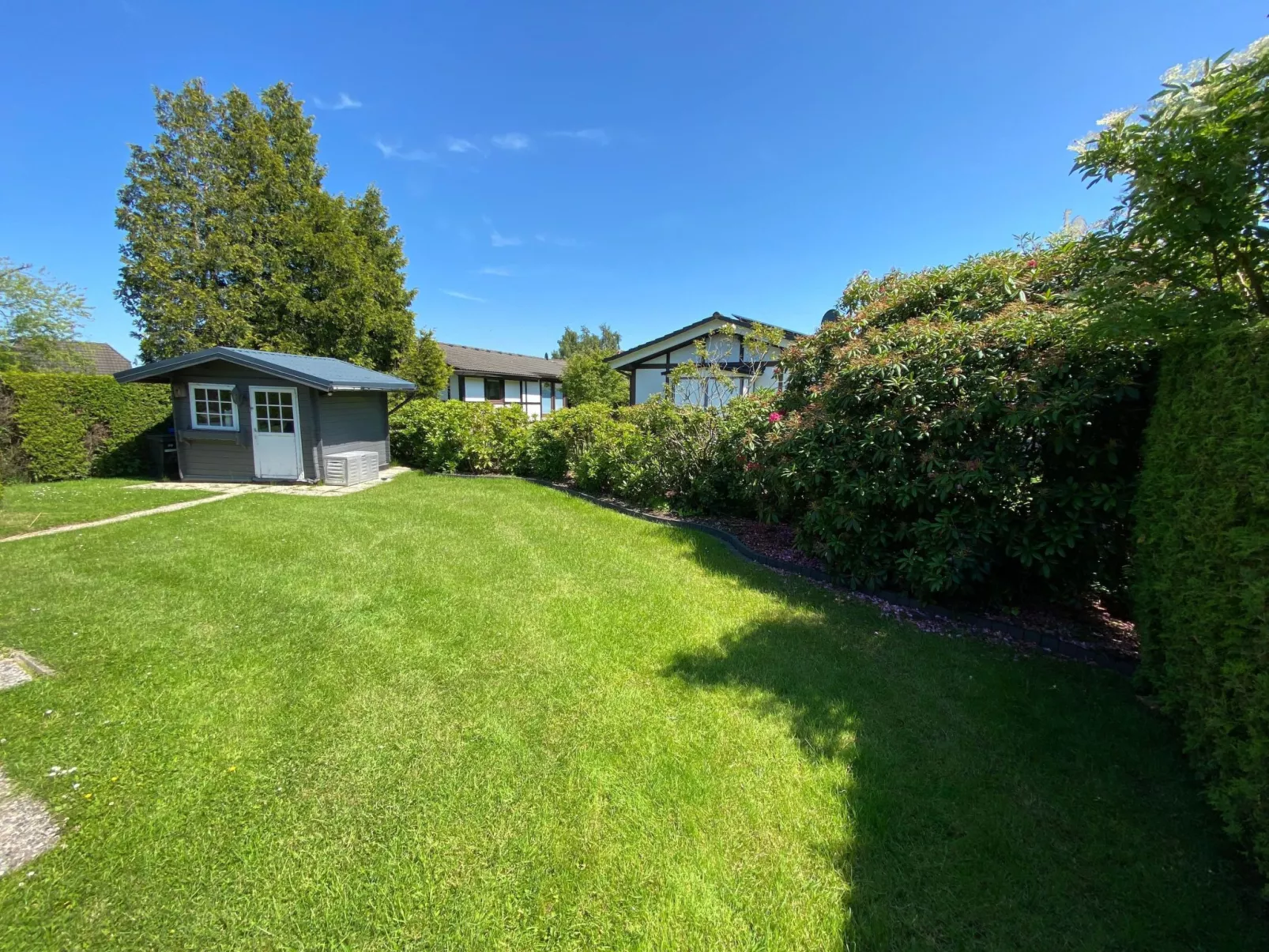 Nurdachhaus in Burhave mit Garten-Outside