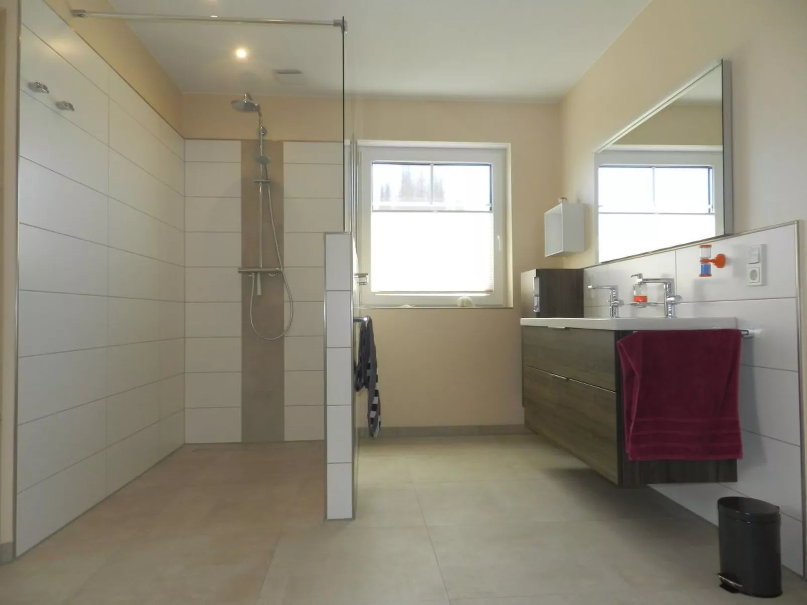 In Burhave mit Kleinem Garten-Drinnen