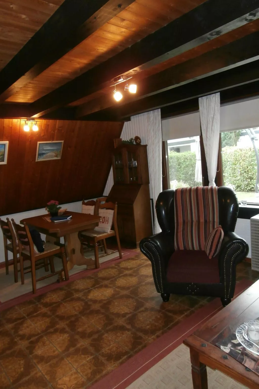 Uriges Ferienhaus mit Garten und Grill-Drinnen