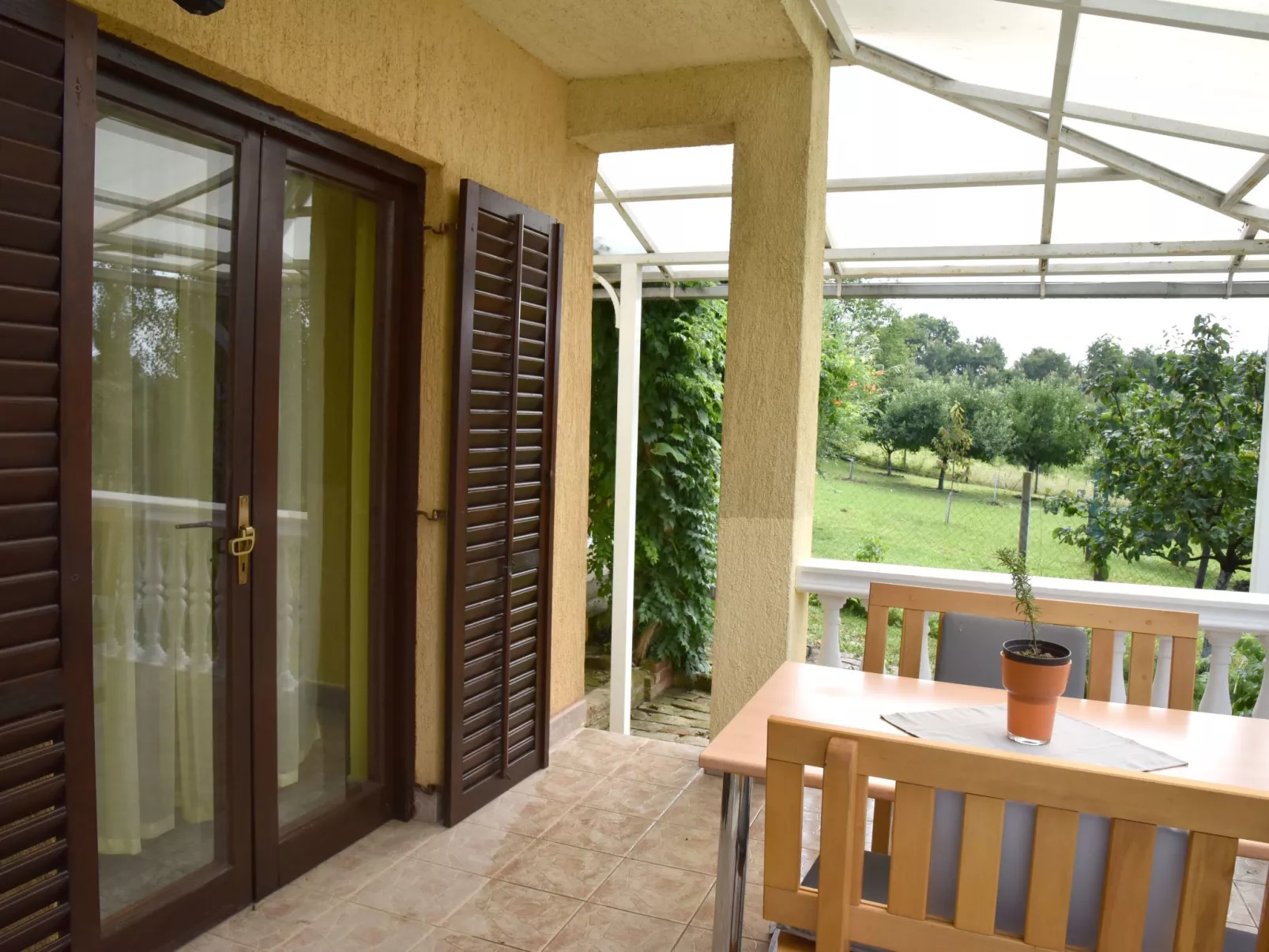 Hütte mit Garten, Grill und Terrasse-Outside