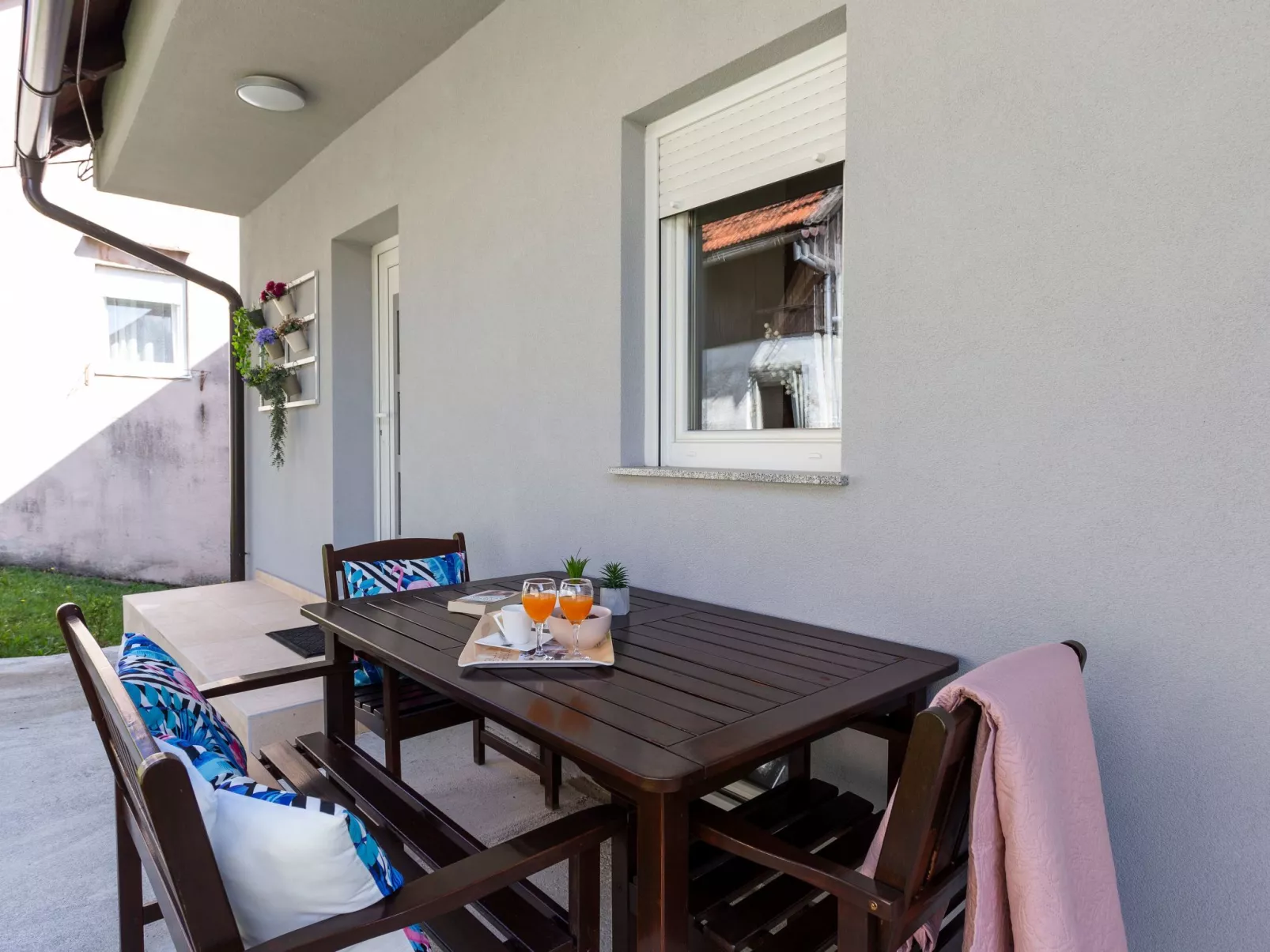 Anna in Lokve-Dehors