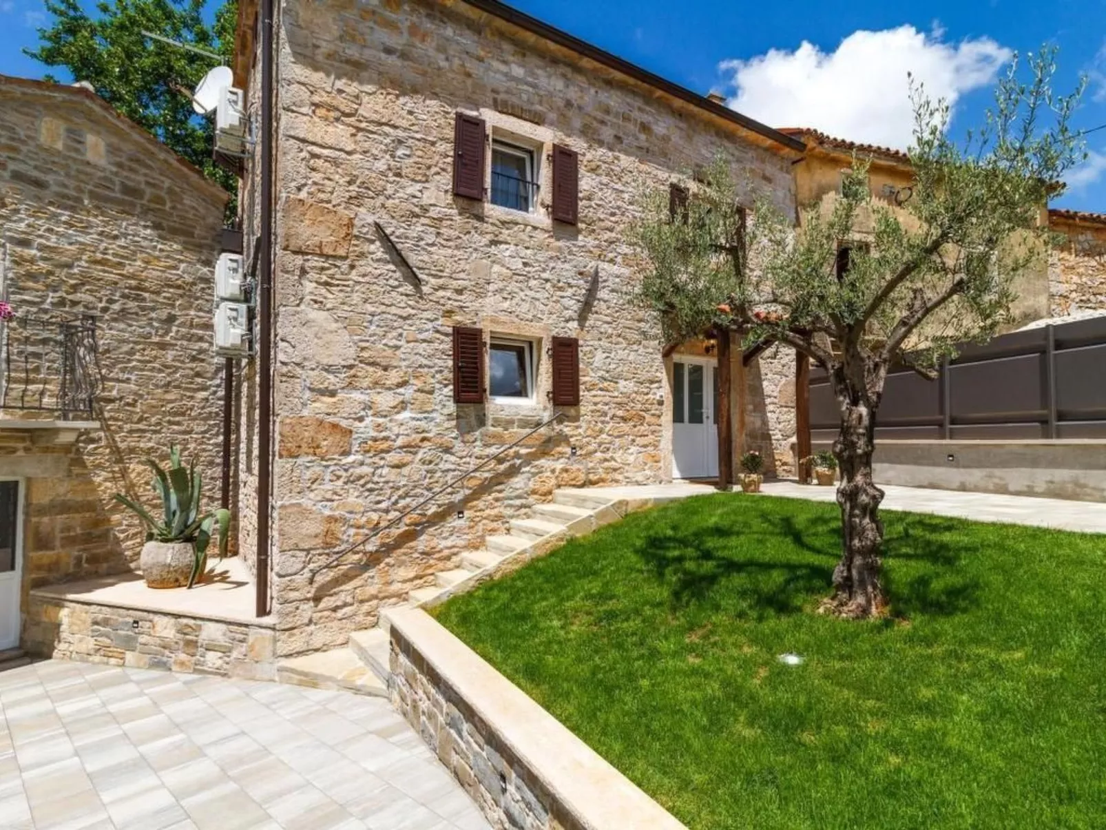 "Villa Zoro"-Draußen