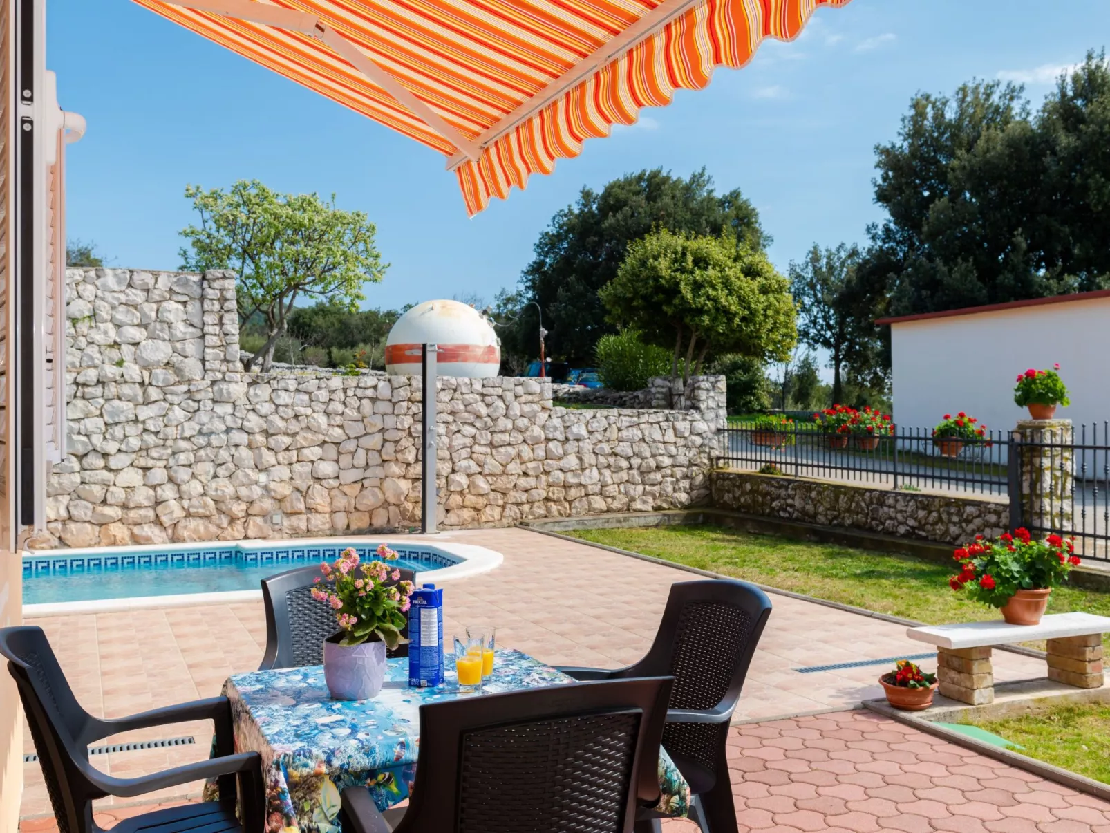 Am Südhang gelegen mit Meerblick-Outside