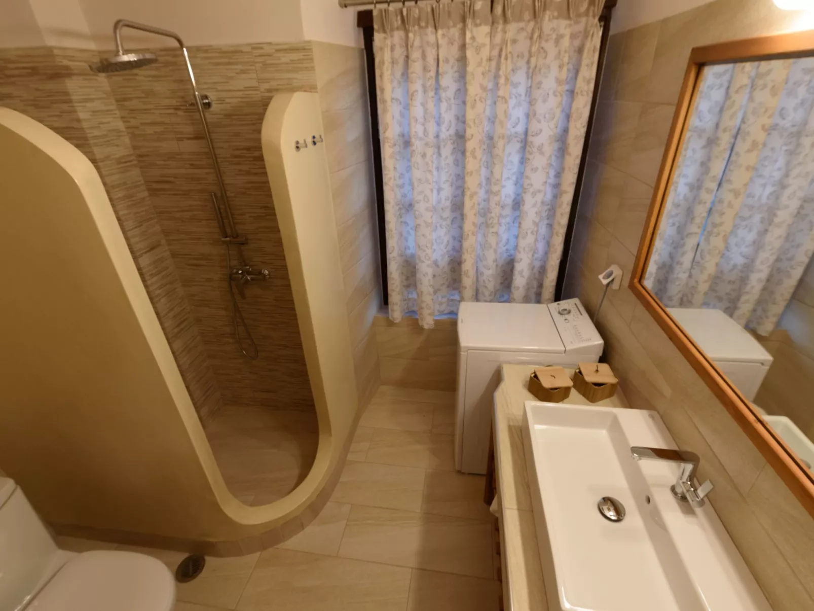 Mit Blick auf das Wasser-Inside