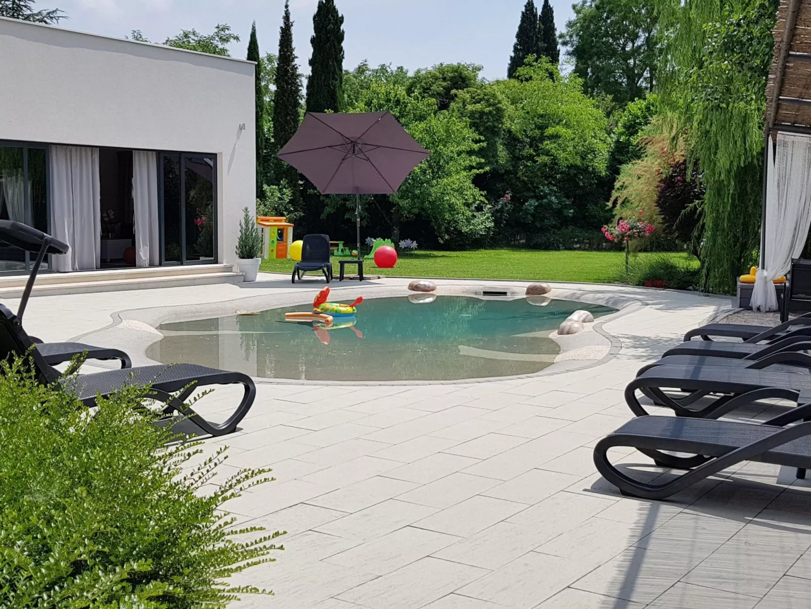Schöne Villa mit Garten und Biodesign-Pool
