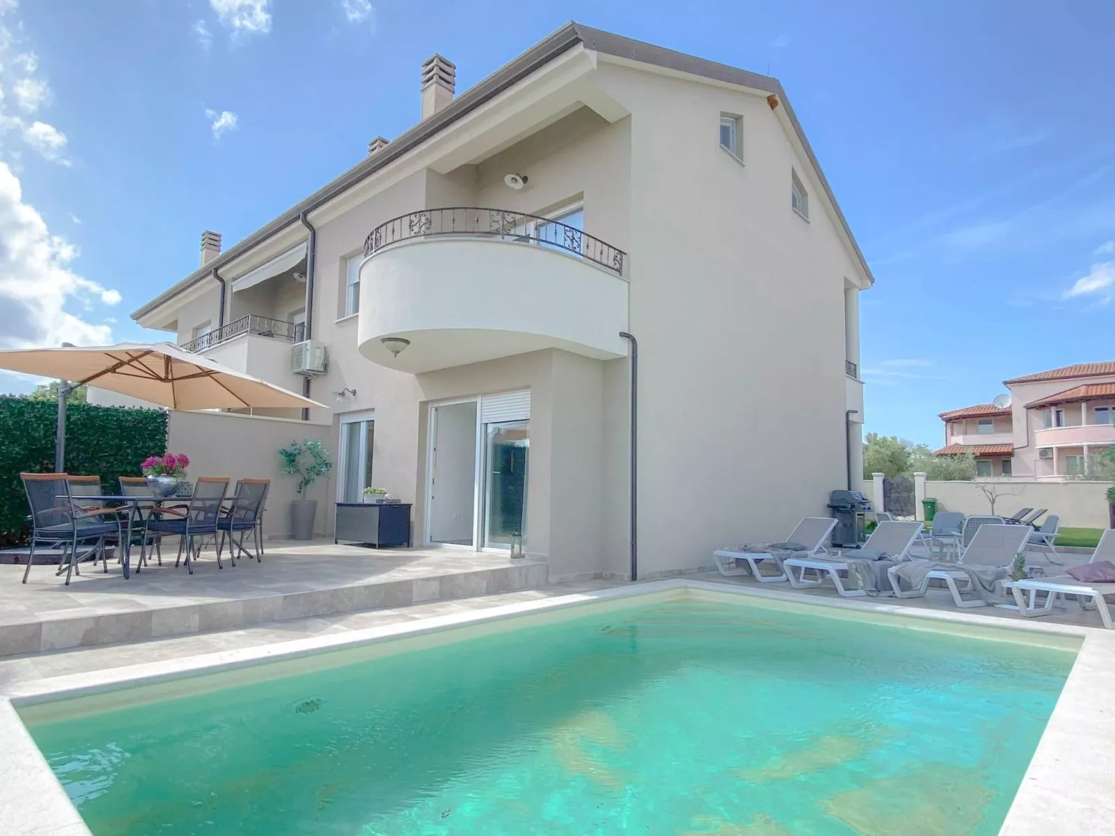 "Hanna" mit privatem Pool-Outside