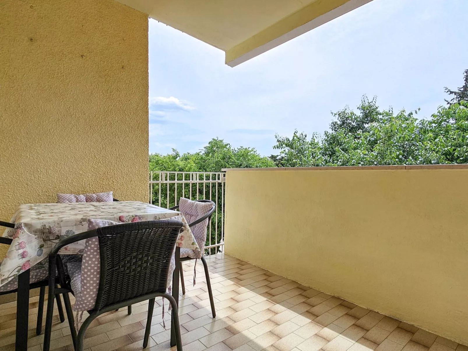 "Olga" mit Balkon-Drinnen