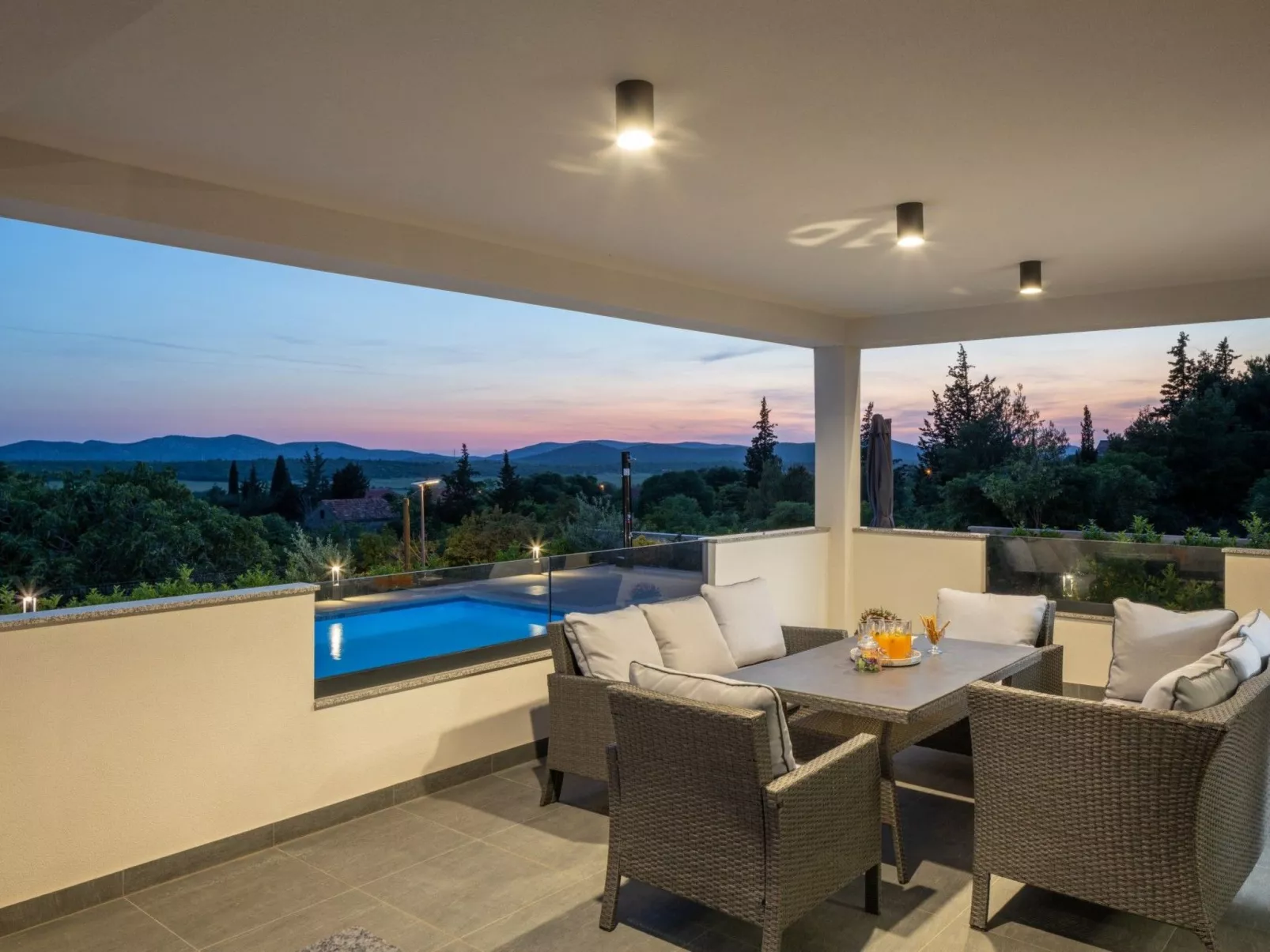 Villa Bura mit Pool und tollem Ausblick-Dedans