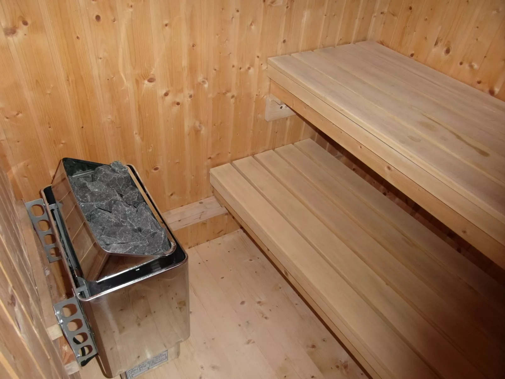 Traditionelles Haus, umgeben von Wäldern in Ralsko-Inside