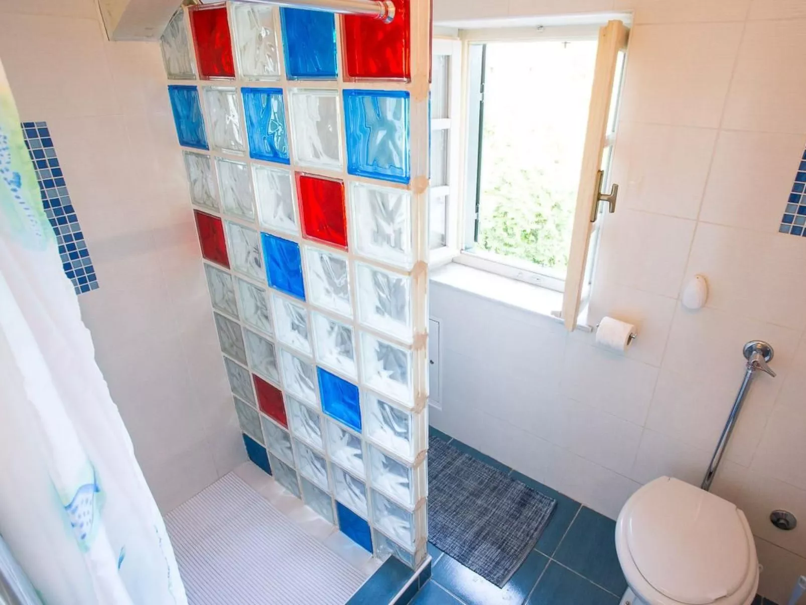 Haus mit modernem Interieur und einer alten Taverne - Inside