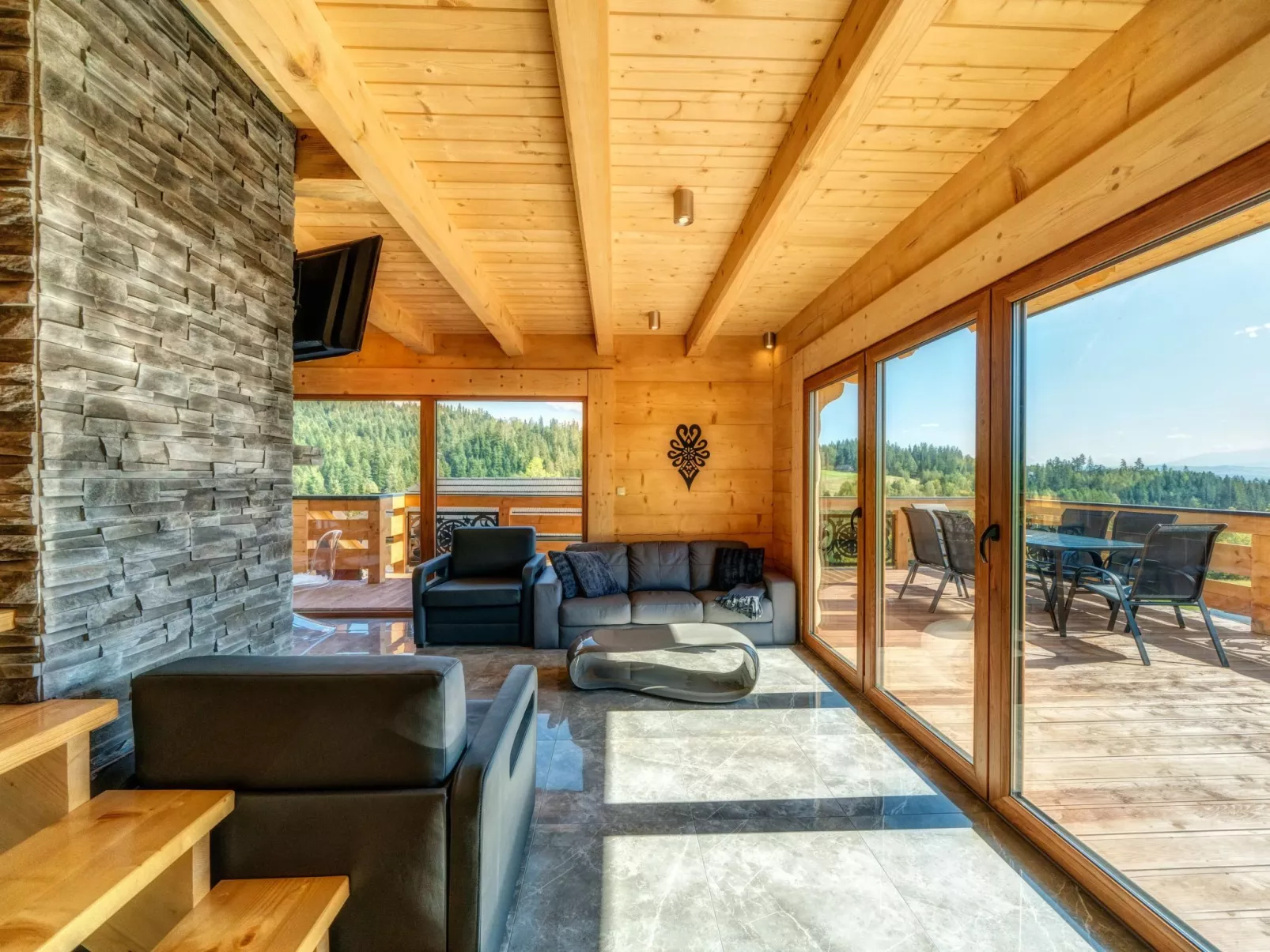 Mit Entspannung im Jacuzzi-Drinnen