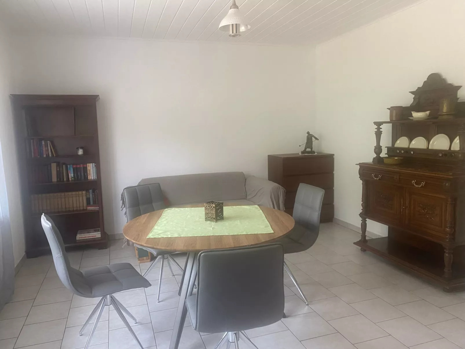 Appartement mit Balkon-Drinnen