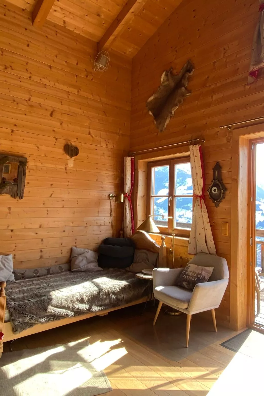 Berghütte mit Blick auf die Berge-Inside