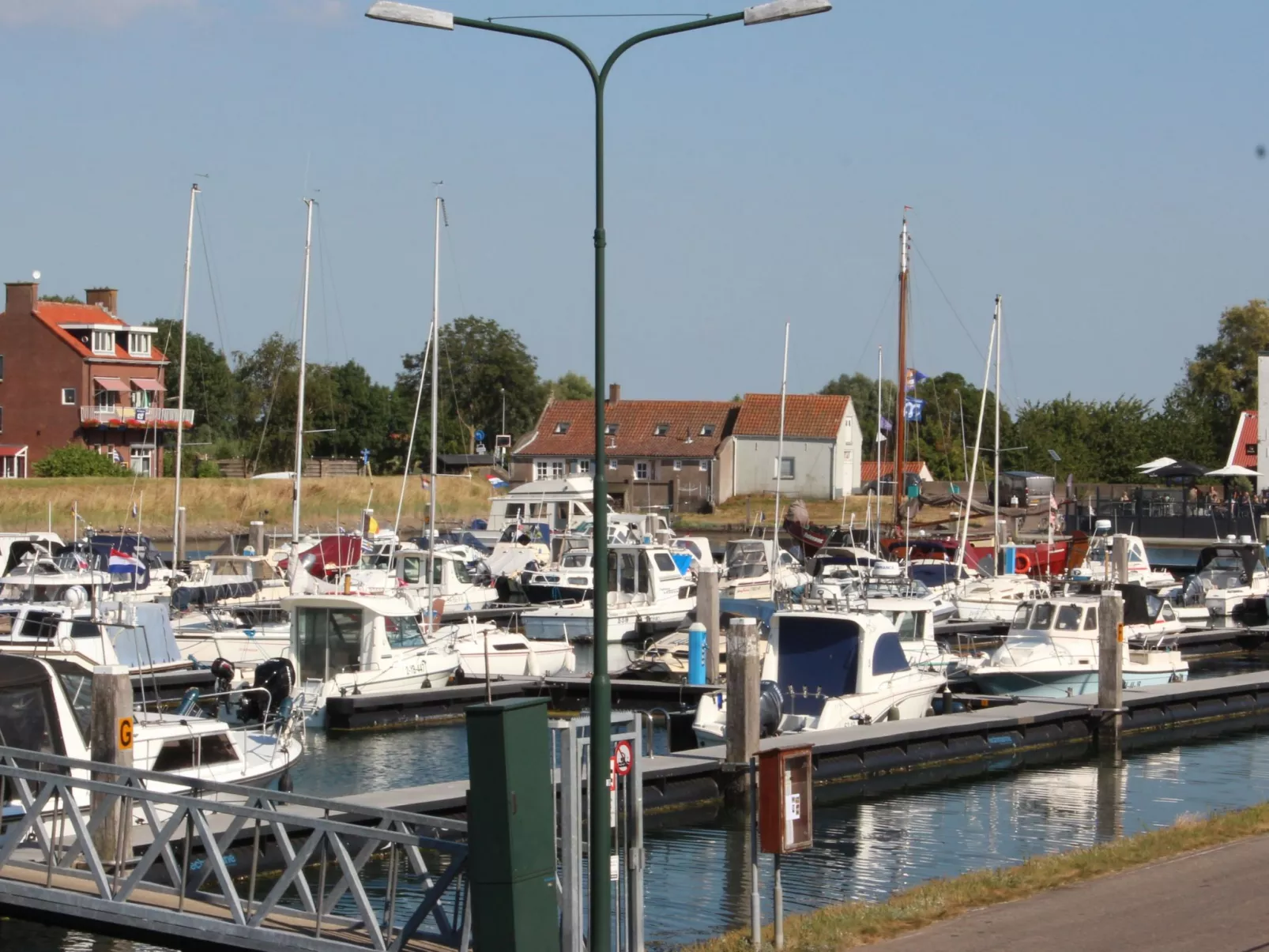 "Buurtweg221" mit Schwimmbad-Draußen