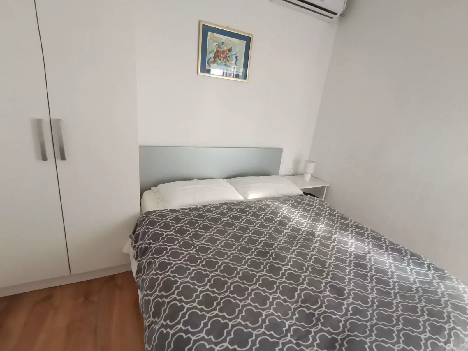 Weiße Idylle auf dem blauen Meer-Dedans