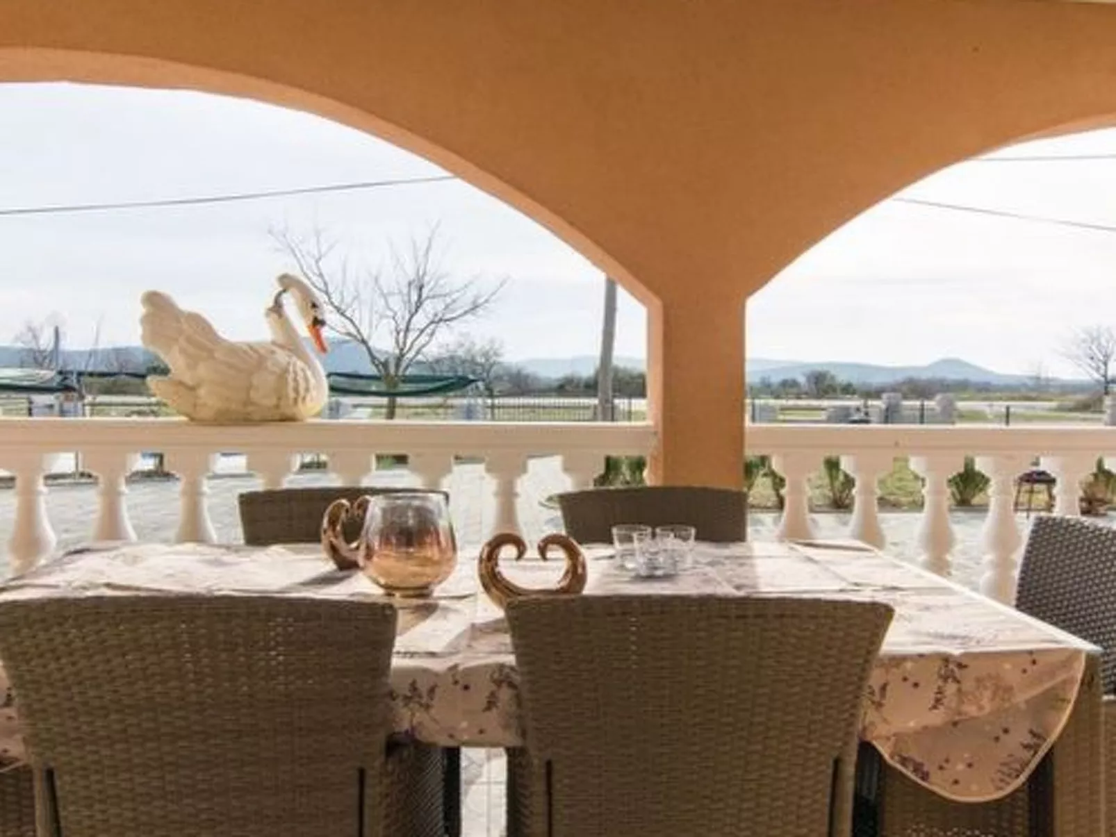 Laura mit Pool-Draußen