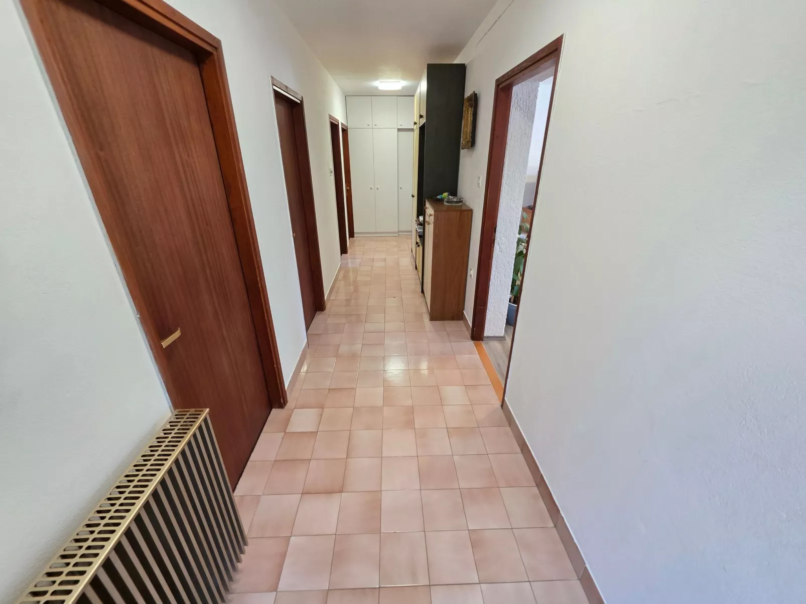 Wohnung im Erdgeschoss mit Terrasse und Grill-Inside