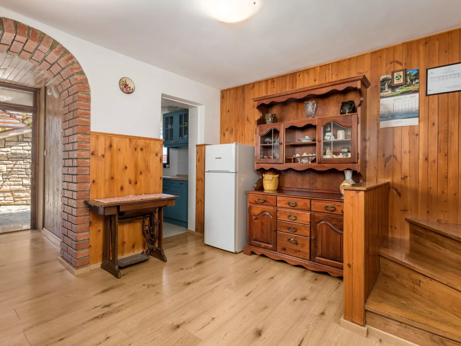 Mit großem Garten und Pool-Drinnen