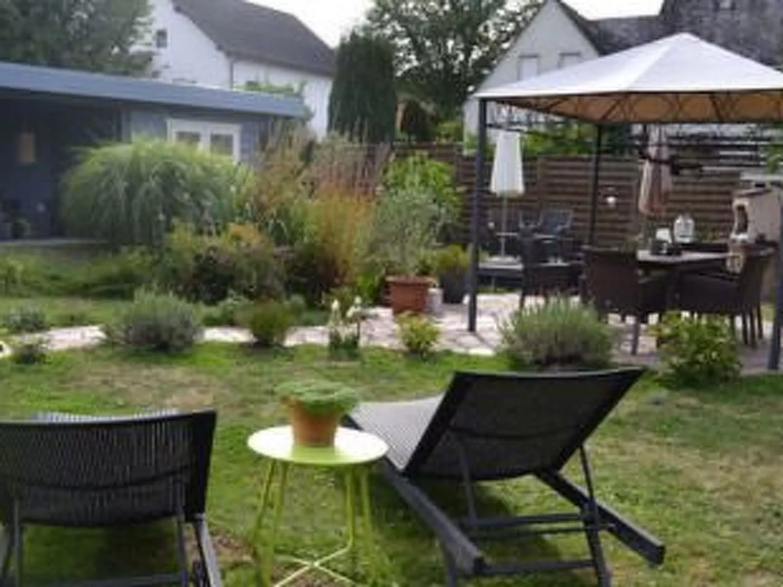 Gartentraum-Ferienwohnung-Draußen