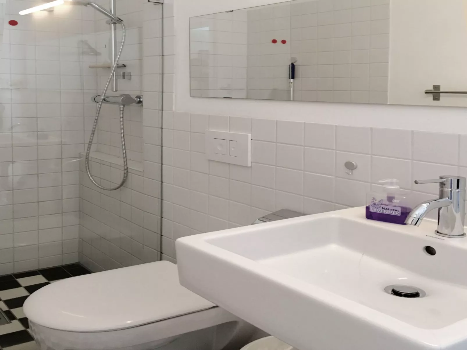 Zentrale Wohnung mit Klavier, Kunst und Design-Drinnen