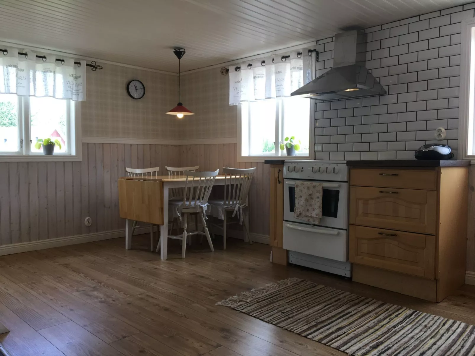 Charmantes Holzhaus mit eigenem Ruderboot-Draußen