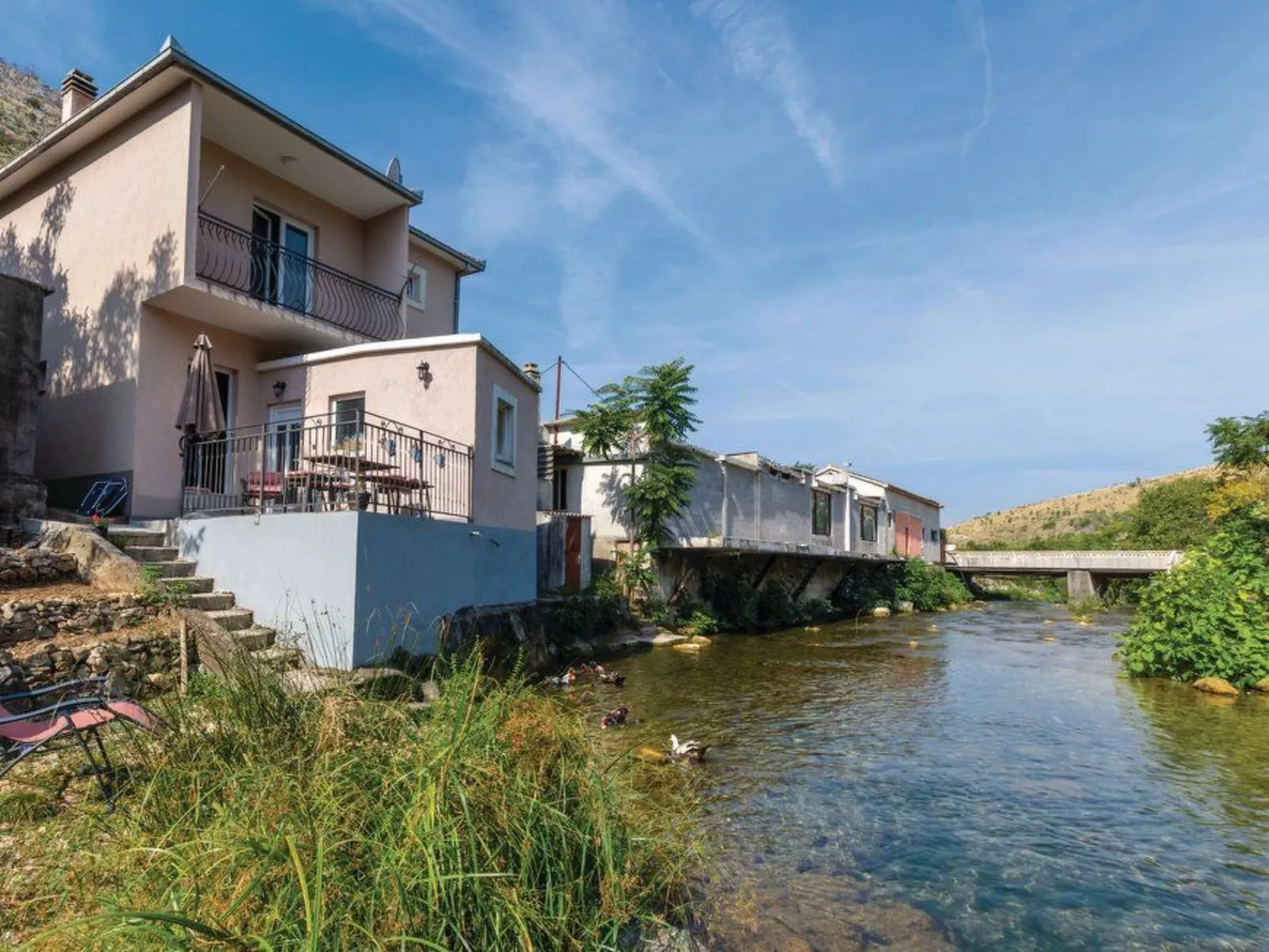 Žrnovnica, Entspannung am Flussufer-Draußen