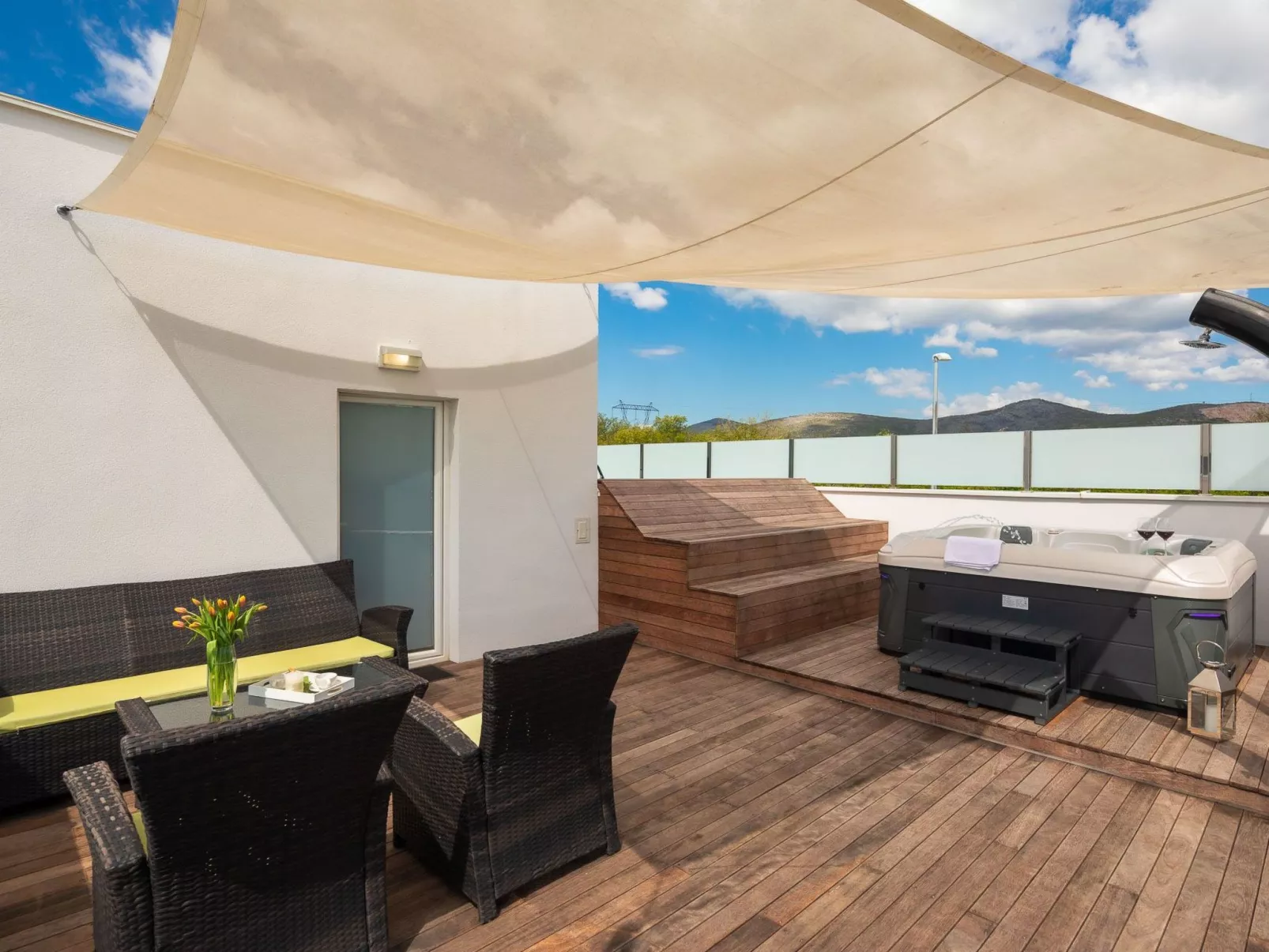 In Dugopolje mit Beheiztem Pool-Outside