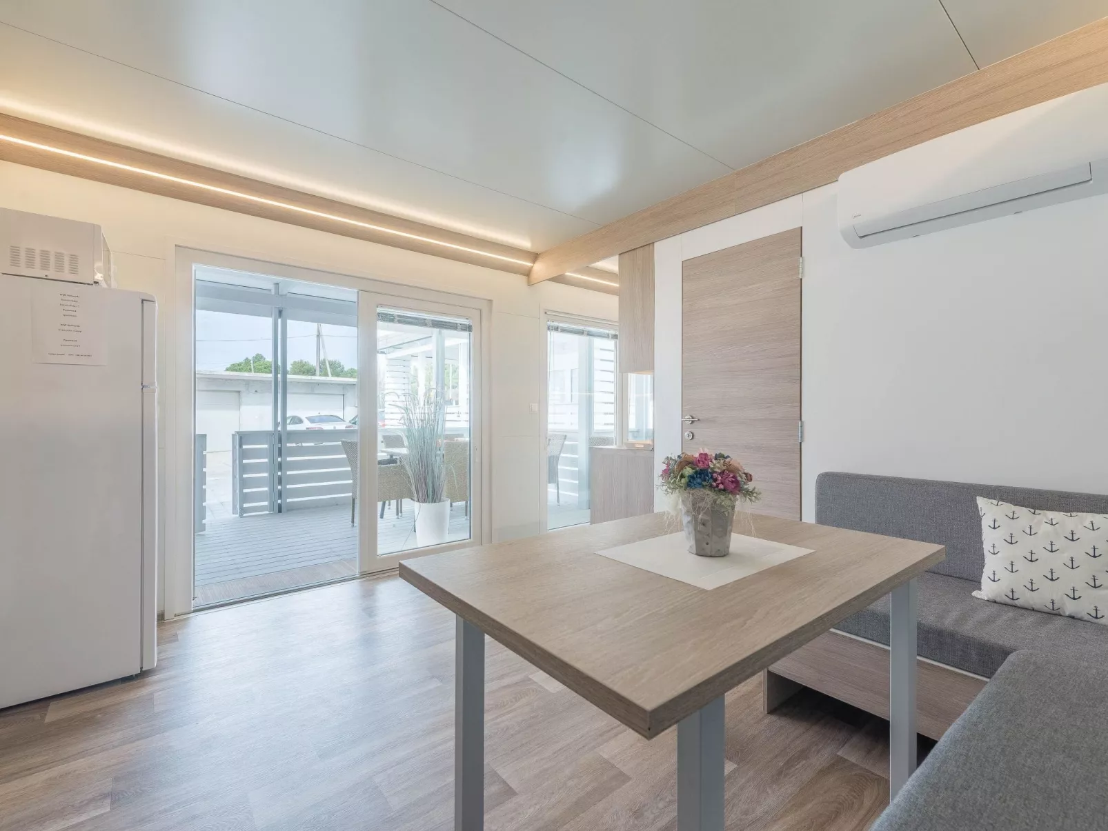 MH Summer Home-Drinnen