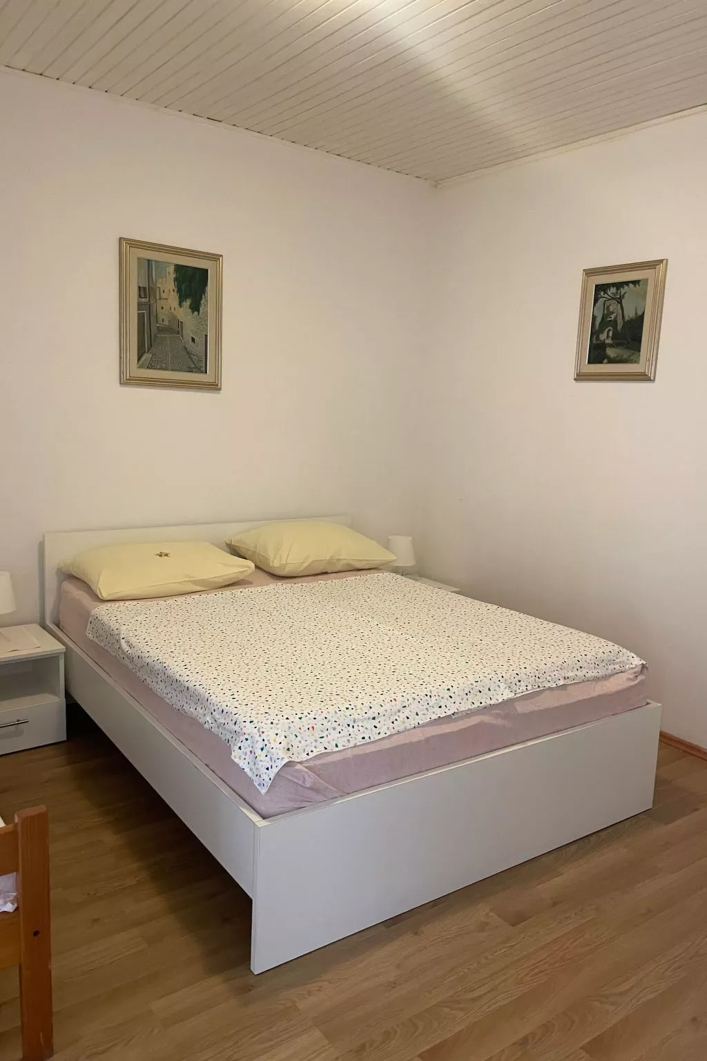 Mit Blick auf das Wasser-Drinnen