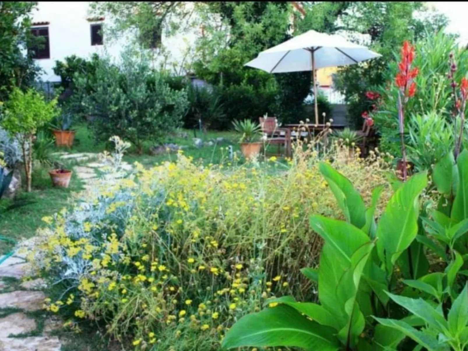 Steinhaus in Strandnähe mit Whirlpool-Dehors