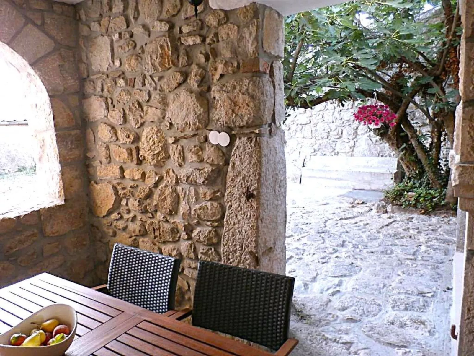 Geräumige Villa mit drei Schlafzimmern und einem ruhigen Garten-Outside